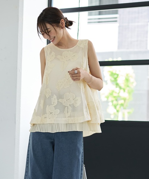 STYLE DELI(スタイルデリ)の「プリーツレイヤードフラワー刺繍ブラウス(シャツ/ブラウス・レディース・ブラック/アイボリー・FREE)」の3枚目の写真