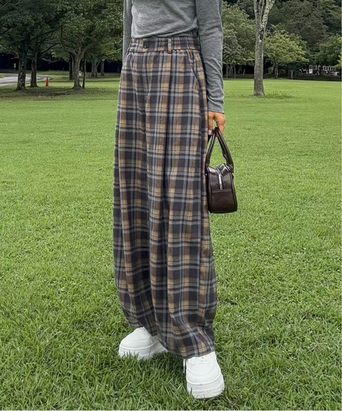 CURA CLOSET(キュラ クローゼット)の「【hada_meguuu select】チェック柄ワイドパンツ(その他パンツ・レディース・ブラウン/ブルーグレー/グレー・M/L)」の2枚目の写真