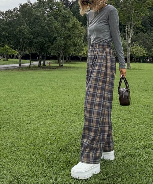 CURA CLOSET(キュラ クローゼット)の「【hada_meguuu select】チェック柄ワイドパンツ(その他パンツ・レディース・ブラウン/ブルーグレー/グレー・M/L)」の15枚目の写真