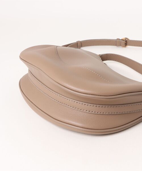 COLE HAAN（コールハーン）の「カタリーナ スモール クロスボディ womens（ショルダーバッグ・レディース・ベージュ・OSFA）」の6枚目の写真