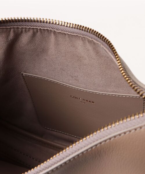 COLE HAAN（コールハーン）の「カタリーナ スモール クロスボディ womens（ショルダーバッグ・レディース・ベージュ・OSFA）」の7枚目の写真