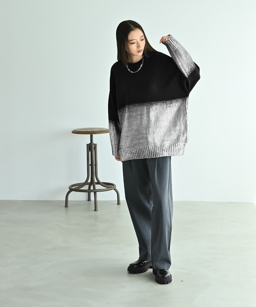 STYLE DELI(スタイルデリ)の「【BLK001】箔プリントオーバーサイズプルオーバー(ニット/セーター・レディース・ブラック/アイボリー/チャコール・FREE)」の3枚目の写真