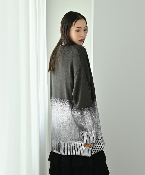 STYLE DELI(スタイルデリ)の「【BLK001】箔プリントオーバーサイズプルオーバー(ニット/セーター・レディース・ブラック/アイボリー/チャコール・FREE)」の20枚目の写真