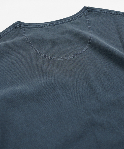 FRIZMWORKS(フリズムワークス)の「COVER STITCH PIGMENT DYEING TEE _ NAVY(Tシャツ/カットソー・メンズ・その他・MEDIUM/LARGE/SMALL)」の5枚目の写真