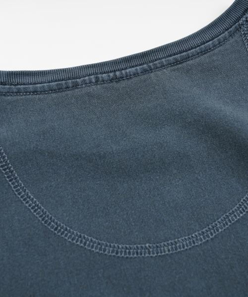 FRIZMWORKS(フリズムワークス)の「COVER STITCH PIGMENT DYEING TEE _ NAVY(Tシャツ/カットソー・メンズ・その他・MEDIUM/LARGE/SMALL)」の6枚目の写真