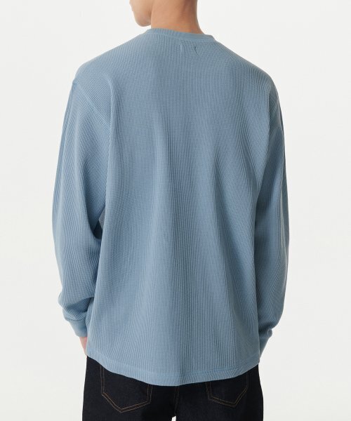 MUSINSA STANDARD（ムシンサスタンダード）の「ワッフルリラックスドクルーネック長袖Tシャツ[ライトブルー]（Tシャツ/カットソー・メンズ・その他・SMALL/MEDIUM/LARGE/X-LARGE/XX-LARGE/XXX-LARGE）」の3枚目の写真
