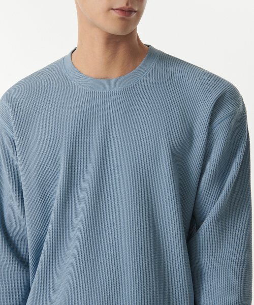 MUSINSA STANDARD（ムシンサスタンダード）の「ワッフルリラックスドクルーネック長袖Tシャツ[ライトブルー]（Tシャツ/カットソー・メンズ・その他・SMALL/MEDIUM/LARGE/X-LARGE/XX-LARGE/XXX-LARGE）」の4枚目の写真