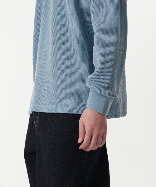 MUSINSA STANDARD（ムシンサスタンダード）の「ワッフルリラックスドクルーネック長袖Tシャツ[ライトブルー]（Tシャツ/カットソー・メンズ・その他・SMALL/MEDIUM/LARGE/X-LARGE/XX-LARGE/XXX-LARGE）」の5枚目の写真