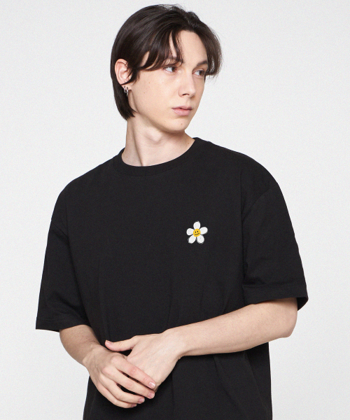 GRAVER（グレーバー）の「[ユニセックス]ペインティングスモールフラワードット半袖Tシャツ_ブラック（Tシャツ/カットソー・レディース・ブラック・X-LARGE/SMALL/MEDIUM/LARGE）」の2枚目の写真