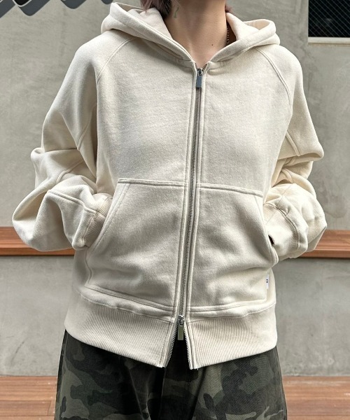 Chikashitsu +（チカシツプラス）の「【CS】cropped double zip hoodie