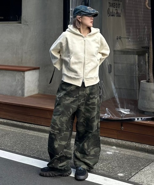 Chikashitsu +(チカシツプラス)の「【CS】cropped double zip hoodie (ivory) / 【シーエス】クロップドダブルジップパーカー(アイボリー)(パーカー・メンズ・アイボリー・01/02)」の3枚目の写真