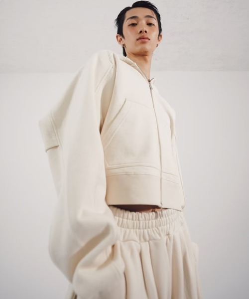 Chikashitsu +（チカシツプラス）の「【CS】cropped double zip hoodie