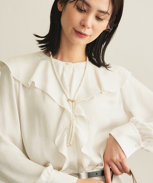 INDIVI（インディヴィ）の「【洗える／セレモニー】ラッフルサテンブラウス（シャツ/ブラウス・レディース・オフホワイト/ライトグレー・19/15 /13/05/40/38/36）」の2枚目の写真