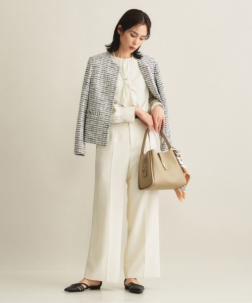 INDIVI（インディヴィ）の「【洗える／セレモニー】ラッフルサテンブラウス（シャツ/ブラウス・レディース・オフホワイト/ライトグレー・19/15 /13/05/40/38/36）」の6枚目の写真