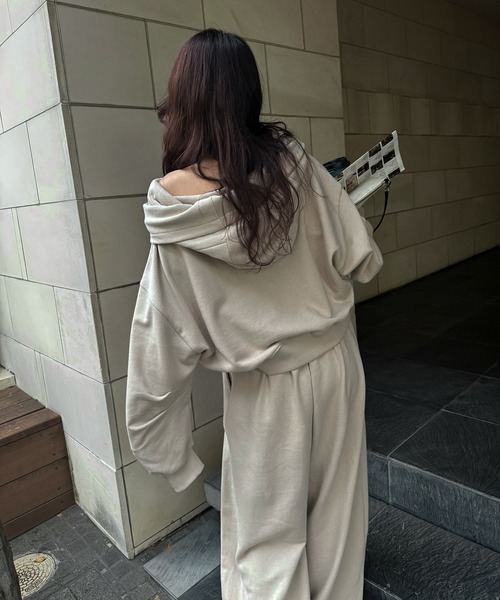 WILLFULLY(ウィルフリー)の「off shoulder cropped hoodie sweat(スウェット・レディース・オートミール/グレー系その他/ベージュ系その他・FREE)」の5枚目の写真