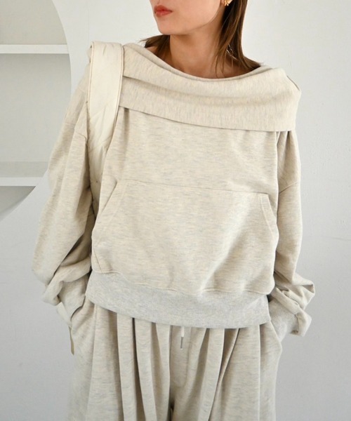 WILLFULLY(ウィルフリー)の「off shoulder cropped hoodie sweat(スウェット・レディース・オートミール/グレー系その他/ベージュ系その他・FREE)」の15枚目の写真