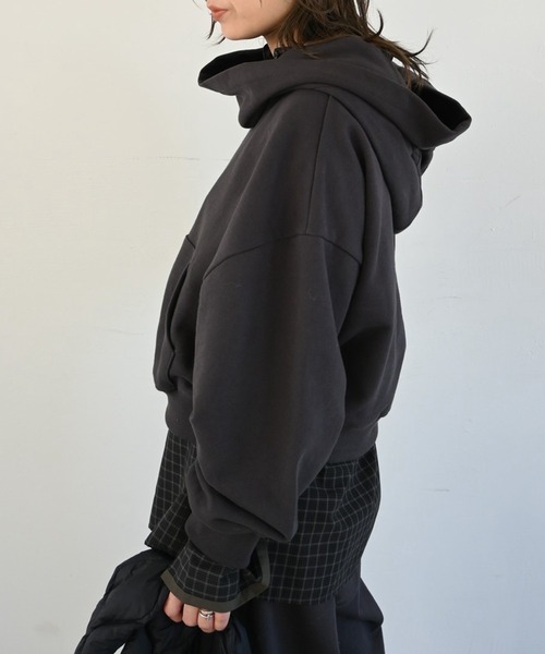 WILLFULLY(ウィルフリー)の「off shoulder cropped hoodie sweat(スウェット・レディース・オートミール/グレー系その他/ベージュ系その他・FREE)」の22枚目の写真