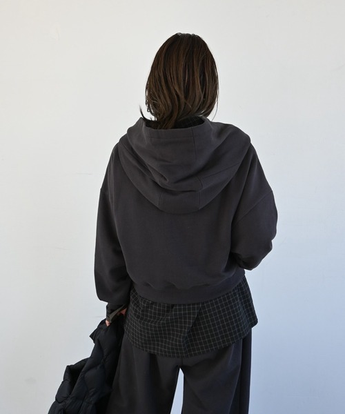 WILLFULLY(ウィルフリー)の「off shoulder cropped hoodie sweat(スウェット・レディース・オートミール/グレー系その他/ベージュ系その他・FREE)」の19枚目の写真