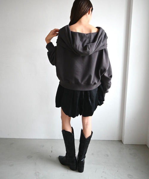 WILLFULLY(ウィルフリー)の「off shoulder cropped hoodie sweat(スウェット・レディース・オートミール/グレー系その他/ベージュ系その他・FREE)」の16枚目の写真