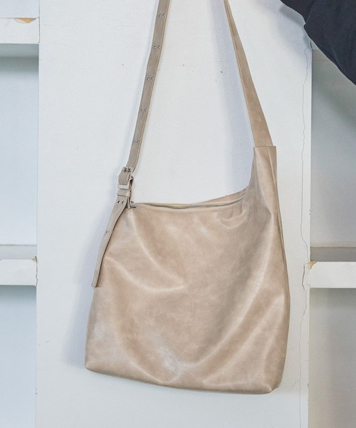 LAKOLE（ラコレ）の「アシメソフトハトメショルダーバッグ / 636240（ショルダーバッグ・レディース・ブラウン/オフホワイト/ブラック・FREE）」の2枚目の写真