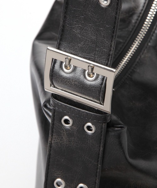 LAKOLE（ラコレ）の「アシメソフトハトメショルダーバッグ / 636240（ショルダーバッグ・レディース・ブラウン/オフホワイト/ブラック・FREE）」の11枚目の写真