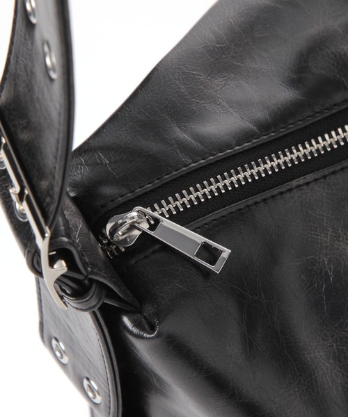 LAKOLE（ラコレ）の「アシメソフトハトメショルダーバッグ / 636240（ショルダーバッグ・レディース・ブラウン/オフホワイト/ブラック・FREE）」の12枚目の写真