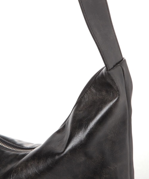 LAKOLE（ラコレ）の「アシメソフトハトメショルダーバッグ / 636240（ショルダーバッグ・レディース・ブラウン/オフホワイト/ブラック・FREE）」の13枚目の写真