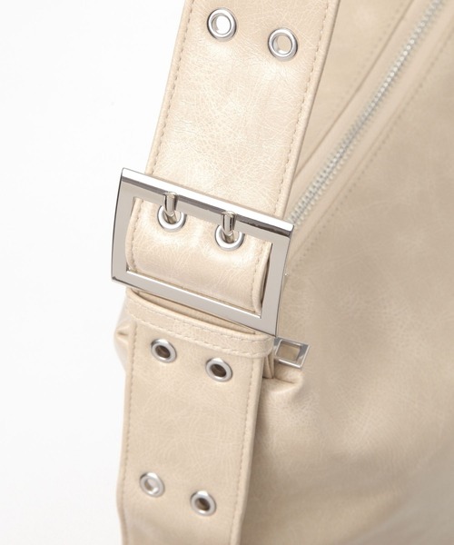 LAKOLE（ラコレ）の「アシメソフトハトメショルダーバッグ / 636240（ショルダーバッグ・レディース・ブラウン/オフホワイト/ブラック・FREE）」の17枚目の写真