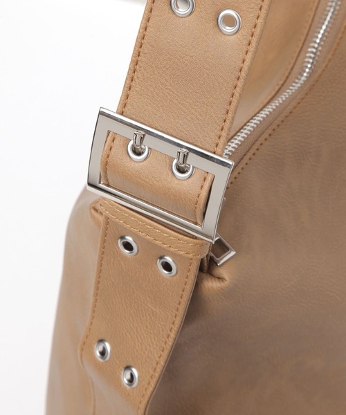 LAKOLE（ラコレ）の「アシメソフトハトメショルダーバッグ / 636240（ショルダーバッグ・レディース・ブラウン/オフホワイト/ブラック・FREE）」の20枚目の写真