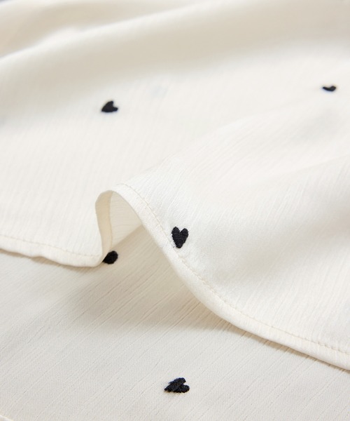 VIS（ビス）の「ハートモチーフ刺繍ブラウス/イージーケア（シャツ/ブラウス・レディース・ブラック/オフホワイト・FREE）」の6枚目の写真