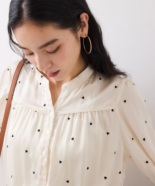 VIS（ビス）の「ハートモチーフ刺繍ブラウス/イージーケア（シャツ/ブラウス・レディース・ブラック/オフホワイト・FREE）」の3枚目の写真