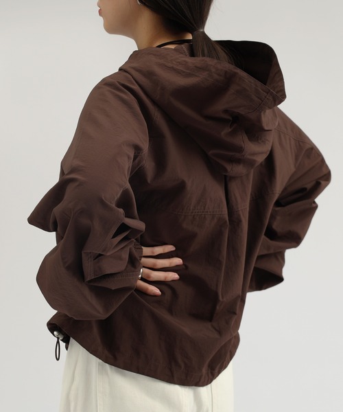 andme（アンドミー）の「ショート丈ナイロンマウンテンパーカー（マウンテンパーカー・レディース・ホワイト/ブラック/ブラウン・M）」の5枚目の写真