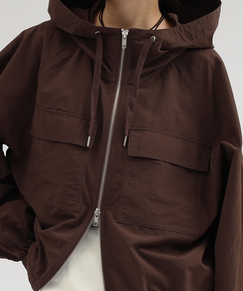 andme（アンドミー）の「ショート丈ナイロンマウンテンパーカー（マウンテンパーカー・レディース・ホワイト/ブラック/ブラウン・M）」の4枚目の写真