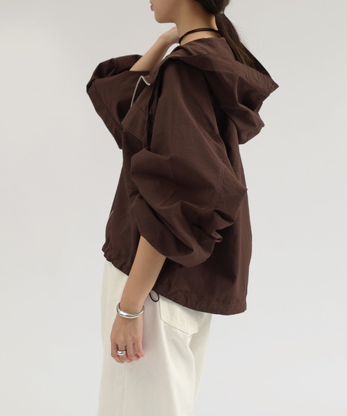 andme（アンドミー）の「ショート丈ナイロンマウンテンパーカー（マウンテンパーカー・レディース・ホワイト/ブラック/ブラウン・M）」の9枚目の写真