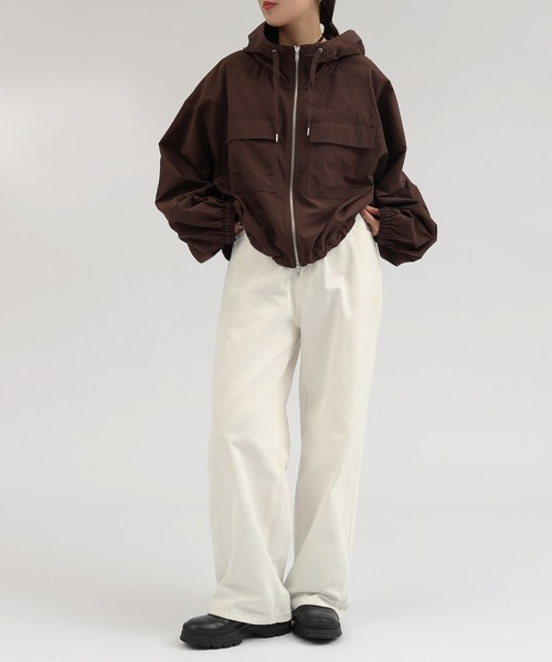 andme（アンドミー）の「ショート丈ナイロンマウンテンパーカー（マウンテンパーカー・レディース・ホワイト/ブラック/ブラウン・M）」の6枚目の写真