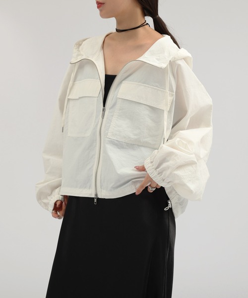 andme（アンドミー）の「ショート丈ナイロンマウンテンパーカー（マウンテンパーカー・レディース・ホワイト/ブラック/ブラウン・M）」の11枚目の写真