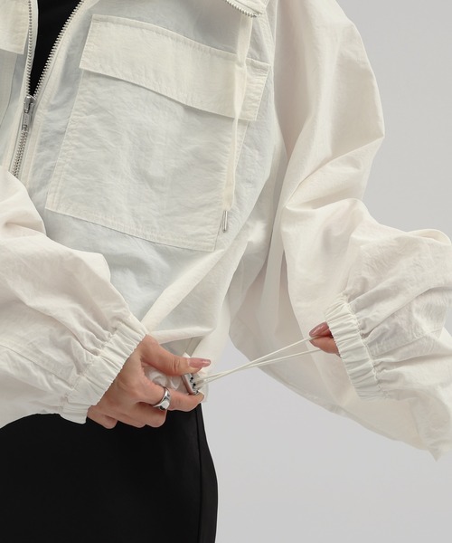 andme（アンドミー）の「ショート丈ナイロンマウンテンパーカー（マウンテンパーカー・レディース・ホワイト/ブラック/ブラウン・M）」の12枚目の写真
