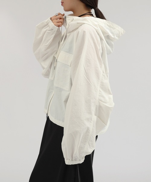 andme（アンドミー）の「ショート丈ナイロンマウンテンパーカー（マウンテンパーカー・レディース・ホワイト/ブラック/ブラウン・M）」の10枚目の写真