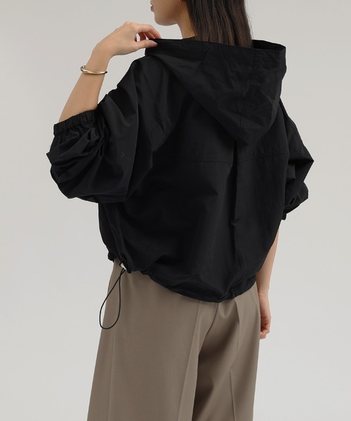 andme（アンドミー）の「ショート丈ナイロンマウンテンパーカー（マウンテンパーカー・レディース・ホワイト/ブラック/ブラウン・M）」の20枚目の写真