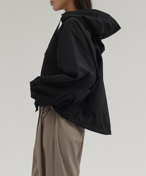 andme（アンドミー）の「ショート丈ナイロンマウンテンパーカー（マウンテンパーカー・レディース・ホワイト/ブラック/ブラウン・M）」の17枚目の写真