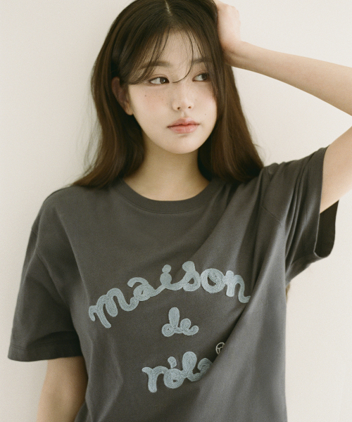 ROLAROLA(ロラロラ)の「メゾン・ド・ローラ 刺繍 ルーズフィット Tシャツ チャコールグレー(Tシャツ/カットソー・レディース・その他・FREE)」の1枚目の写真