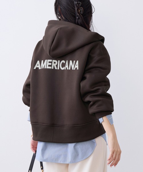 AMERICANA（アメリカーナ）の「【AMERICANA】別注-バックロゴクロップドジップアップパーカー（パーカー・レディース・ダークブラウン/ベージュ・FREE）」の2枚目の写真