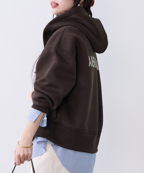 AMERICANA（アメリカーナ）の「【AMERICANA】別注-バックロゴクロップドジップアップパーカー（パーカー・レディース・ダークブラウン/ベージュ・FREE）」の20枚目の写真