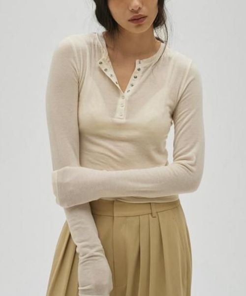 TODAYFUL(トゥデイフル)の「【TODAYFUL/トゥデイフル】Henleyneck Soft Tops/ヘンリーソフトトップス(Tシャツ/カットソー・レディース・キナリ/ダークグレー/ベージュ/グレー・FREE)」の2枚目の写真