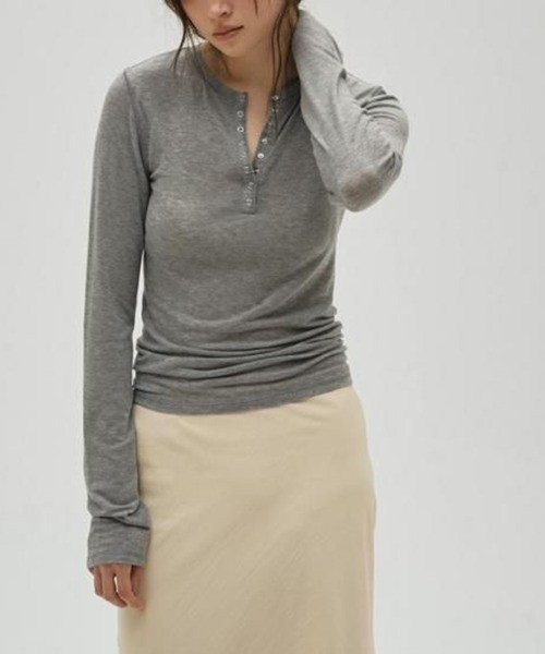 TODAYFUL(トゥデイフル)の「【TODAYFUL/トゥデイフル】Henleyneck Soft Tops/ヘンリーソフトトップス(Tシャツ/カットソー・レディース・キナリ/ダークグレー/ベージュ/グレー・FREE)」の8枚目の写真