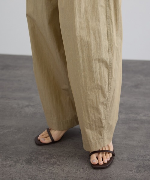 SALON adam et rope'（サロン アダム エ ロペ）の「ウォーターリペレントイージーカービーパンツ / 撥水加工（その他パンツ・レディース・チャコールグレー/ベージュ・S/M）」の6枚目の写真