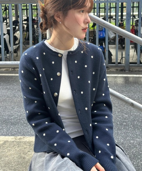 Sibra(シブラ)の「ドット柄クルーネックニットカーディガン(カーディガン/ボレロ・レディース・ブルー/ネイビー・M)」の2枚目の写真