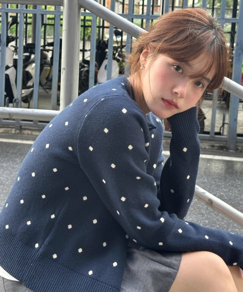 Sibra(シブラ)の「ドット柄クルーネックニットカーディガン(カーディガン/ボレロ・レディース・ブルー/ネイビー・M)」の4枚目の写真