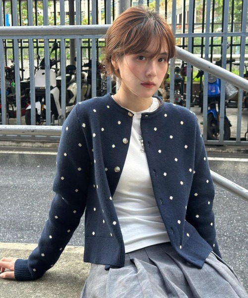 Sibra(シブラ)の「ドット柄クルーネックニットカーディガン(カーディガン/ボレロ・レディース・ブルー/ネイビー・M)」の3枚目の写真