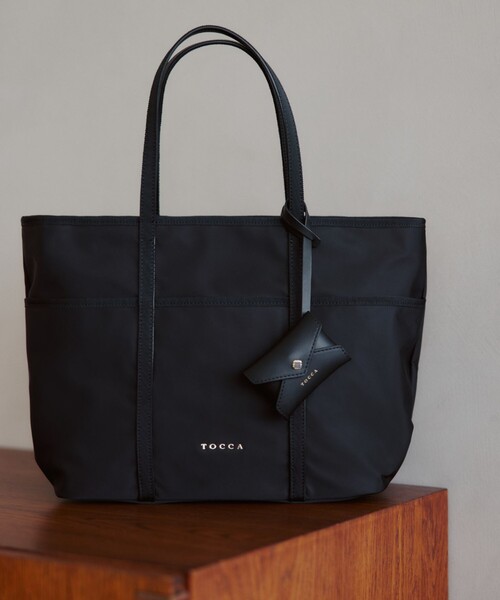 TOCCA(トッカ)の「T-LETTERA NYLON BAG ナイロンバッグ(トートバッグ・レディース・ライトグレー系/ブラック系/ネイビー系・F)」の1枚目の写真